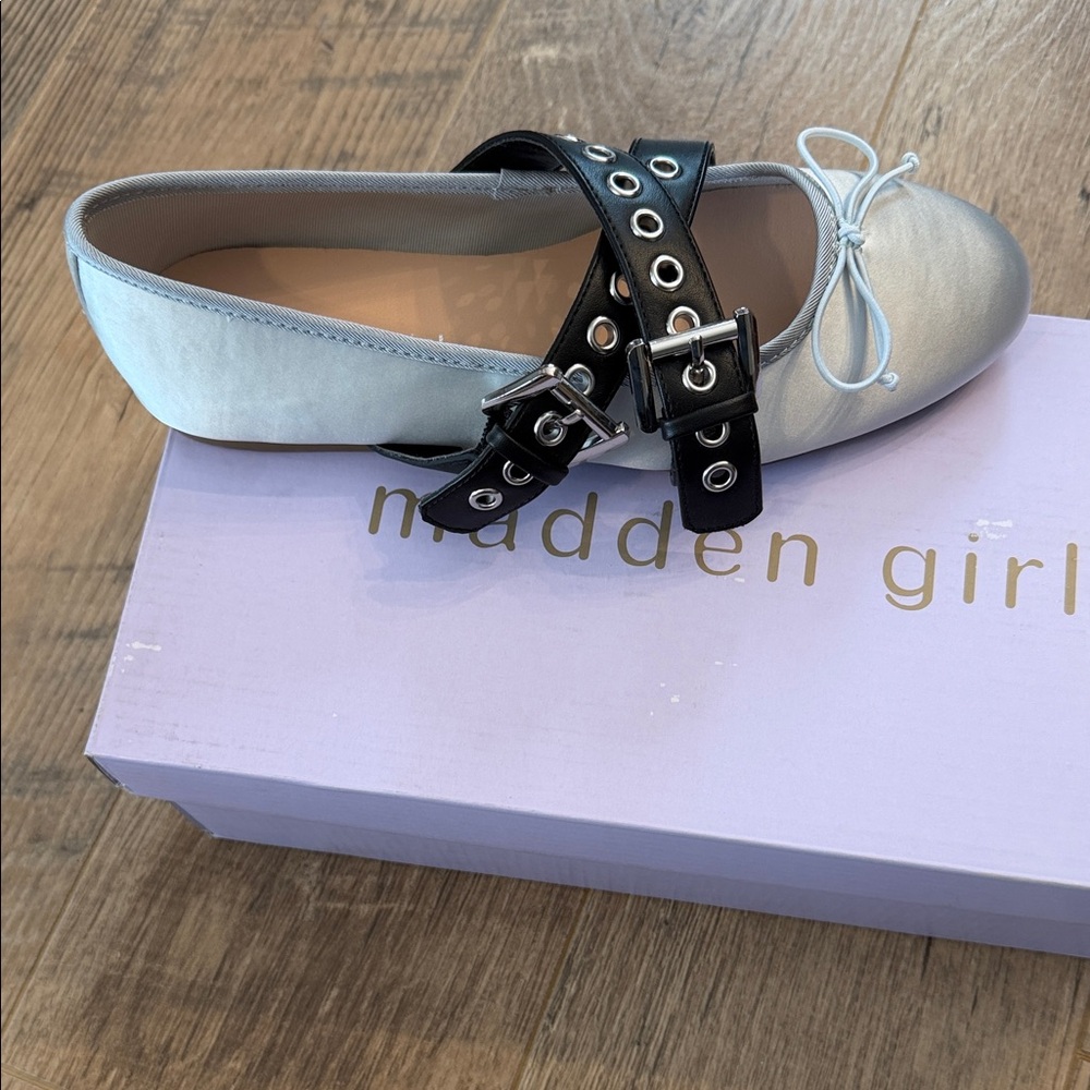 🆕 Madden Girl Pearl and Black Buckle Flats